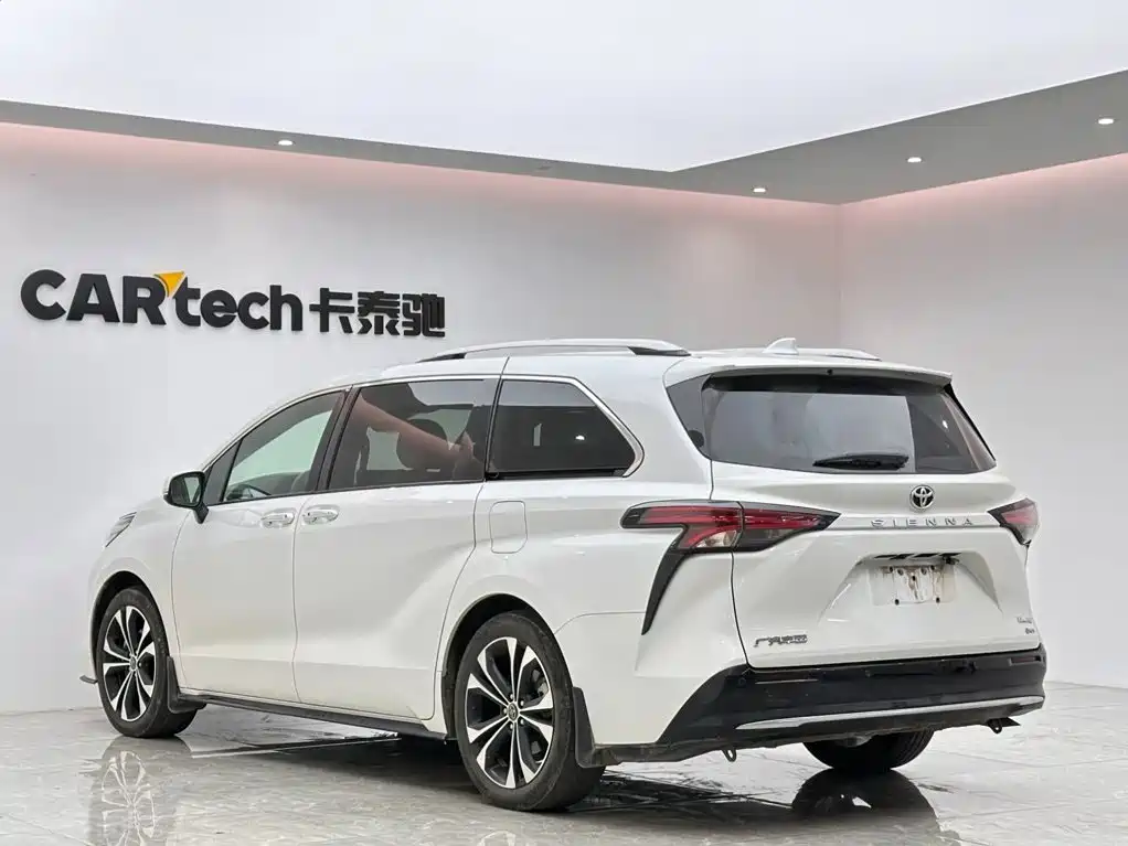 Photo 3 - Toyota Sienna