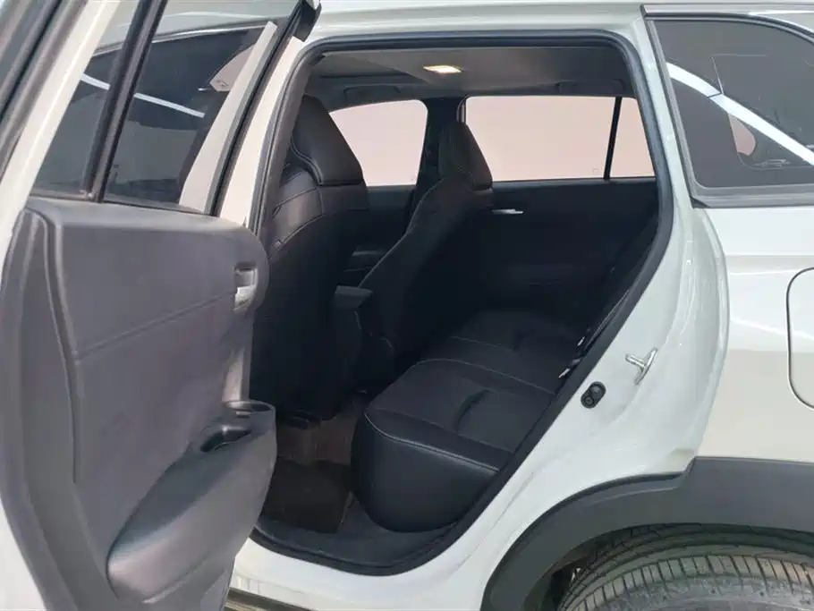 Toyota Frontlander 2022 2.0L CVT Luxury PLUS Edition фото 11