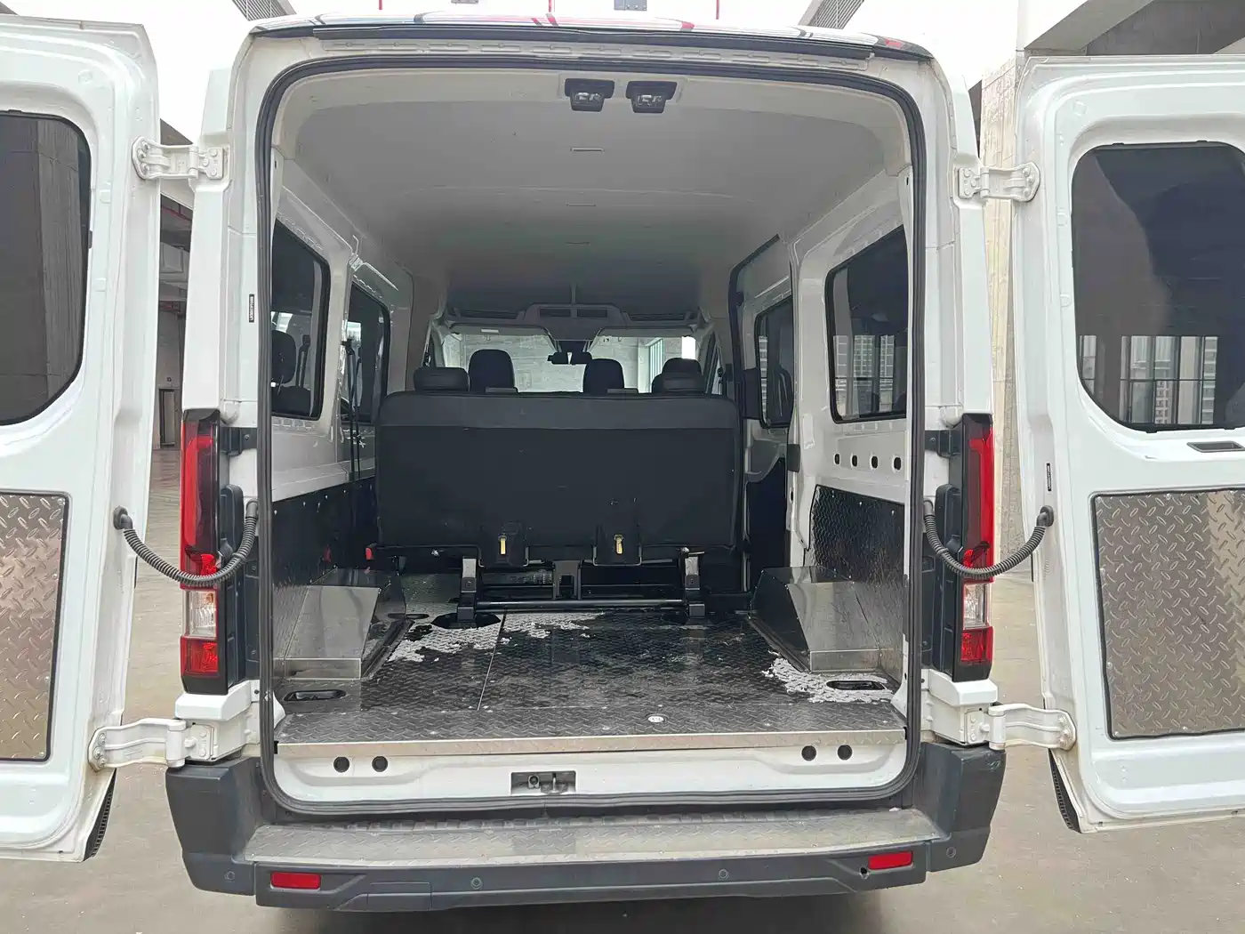 Ford Transit T8 2024 2024 T8 2.3T Diesel Manual Short Wheelbase Medium Roof 6-Seat Multi-Purpose Version 3/3