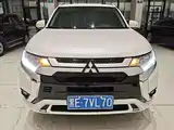 Photo 2 - Mitsubishi Outlander