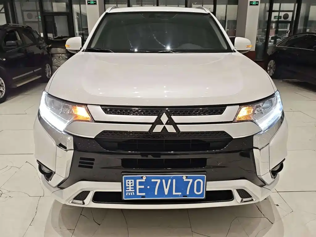 Photo 2 - Mitsubishi Outlander