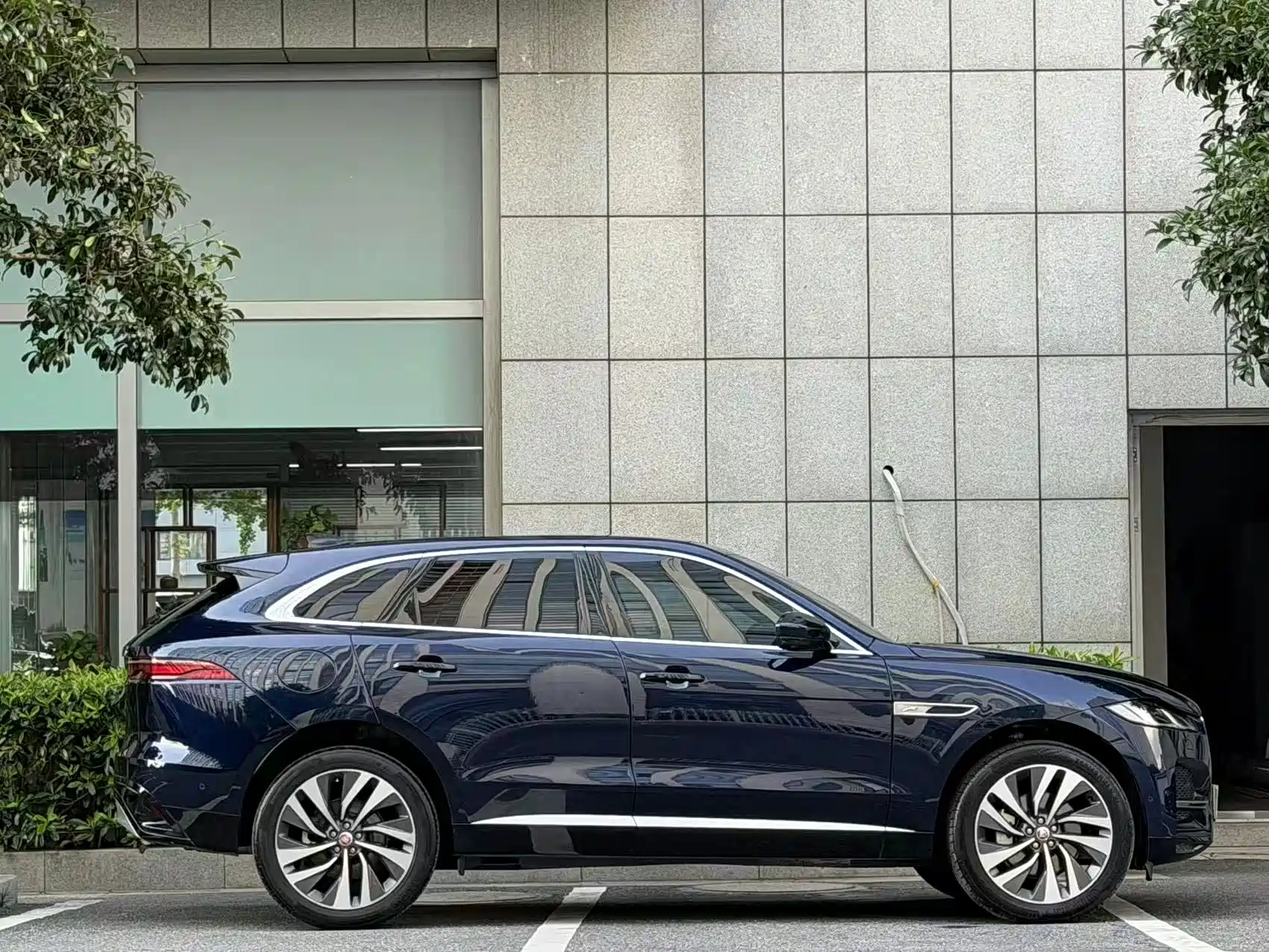 Фото 3 - Jaguar F-PACE