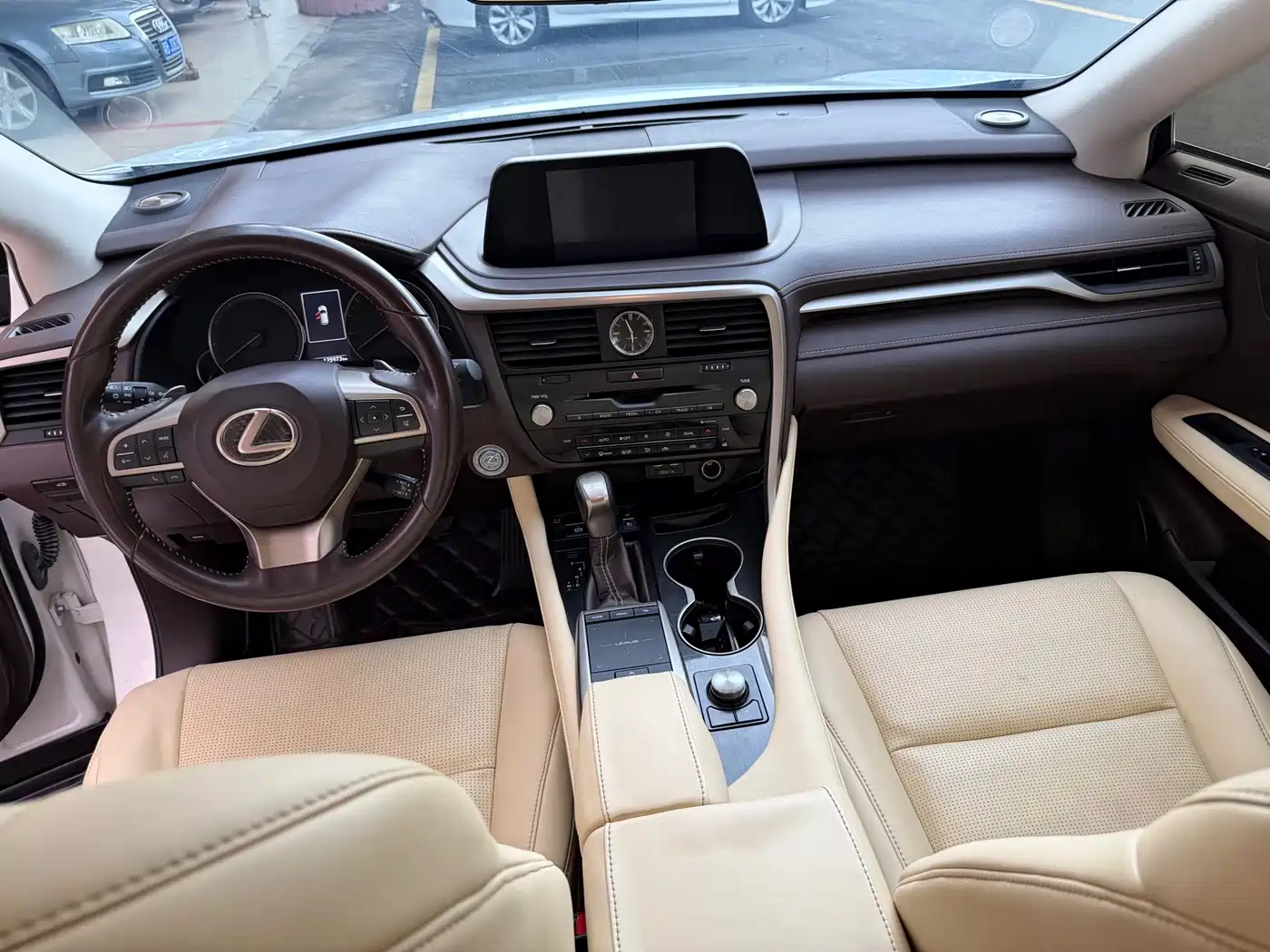 Фото 22 - Lexus RX