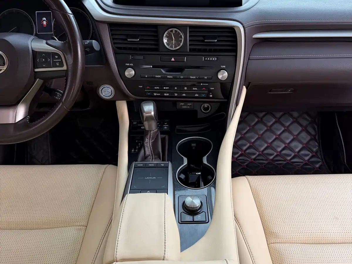 Фото 28 - Lexus RX