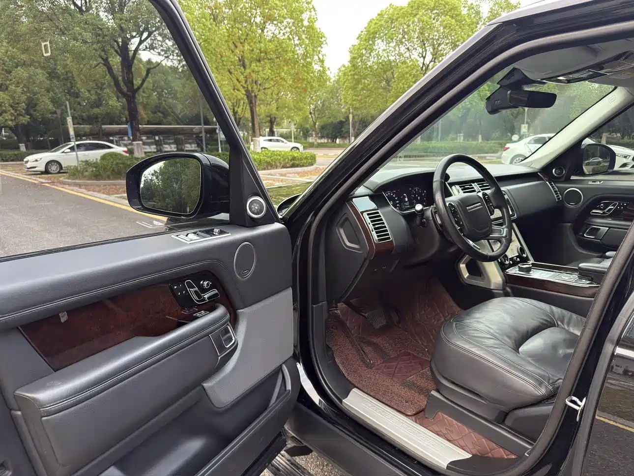 Photo 10 - Land Rover Range Rover