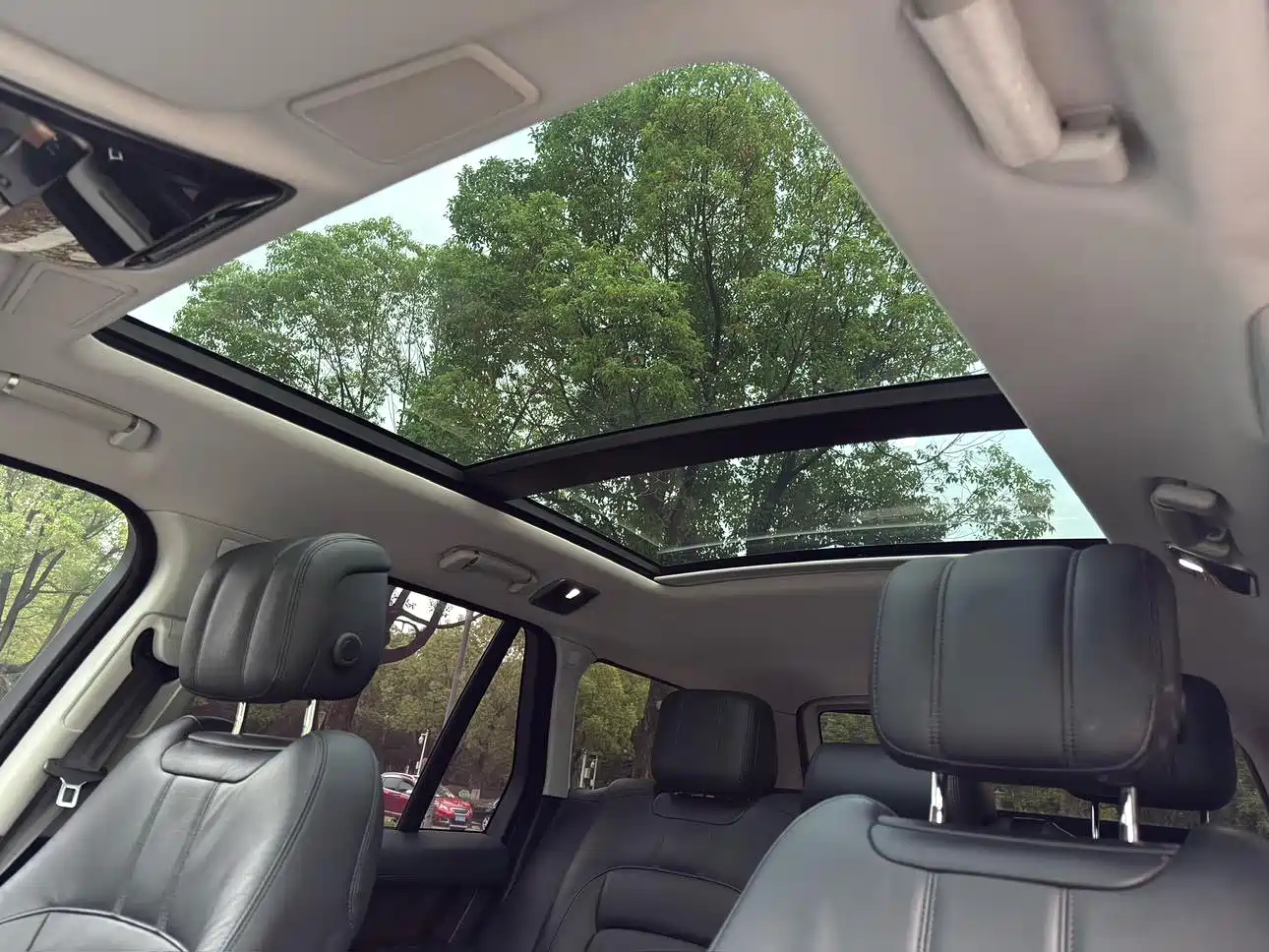 Photo 17 - Land Rover Range Rover