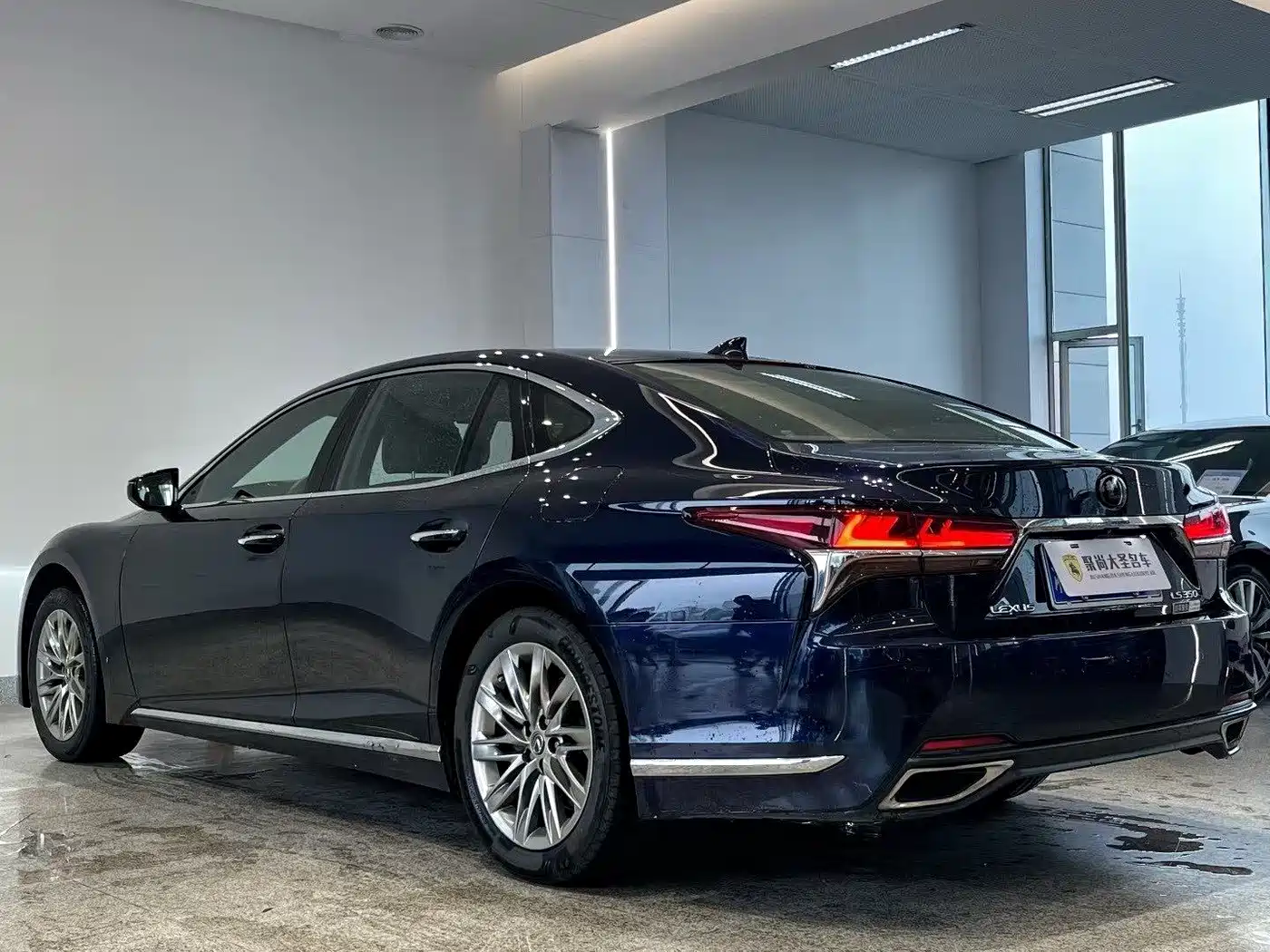 Фото 9 - Lexus LS