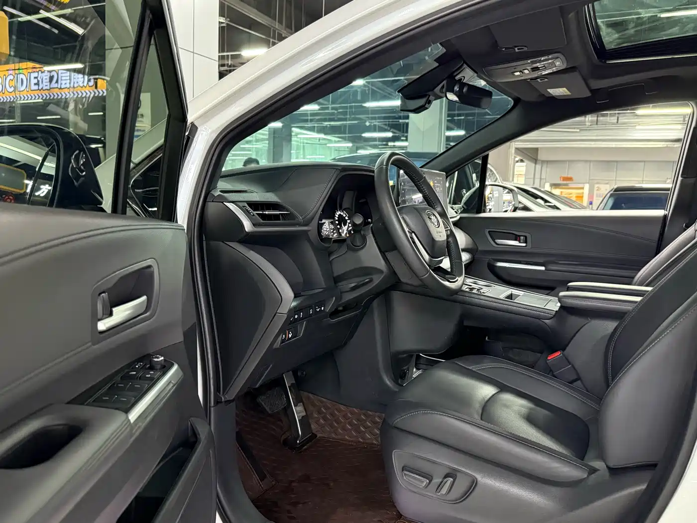 Toyota Sienna 2024 2.5L Hybrid 4WD Premium Edition фото 7