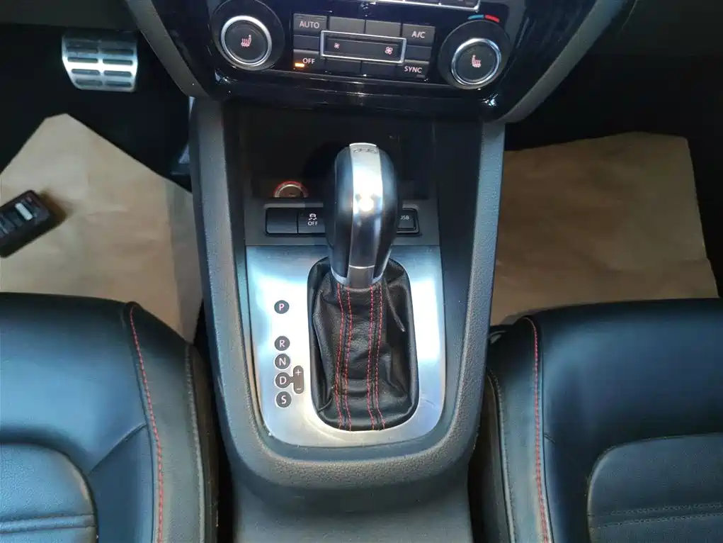 Volkswagen Sagitar 2013 2.0TSI GLI фото 6