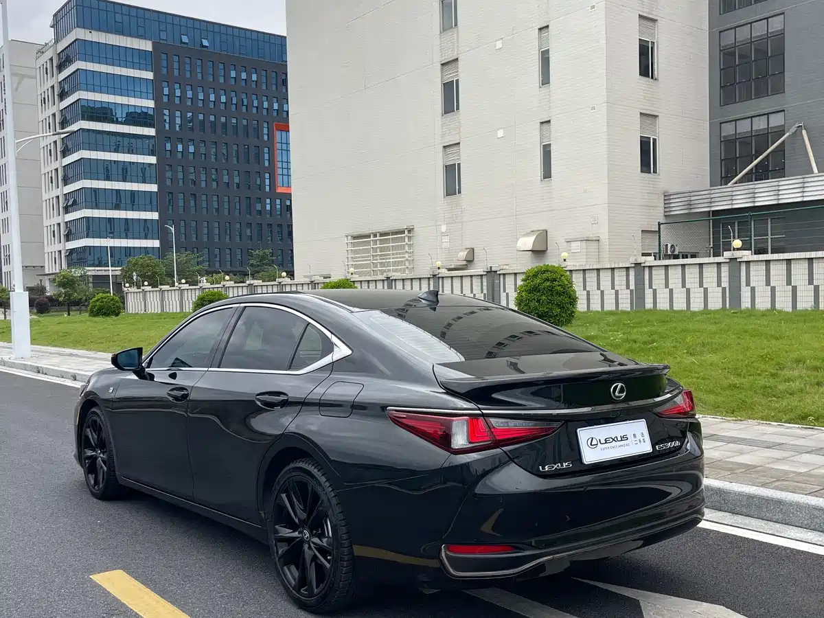 Фото 7 - Lexus ES