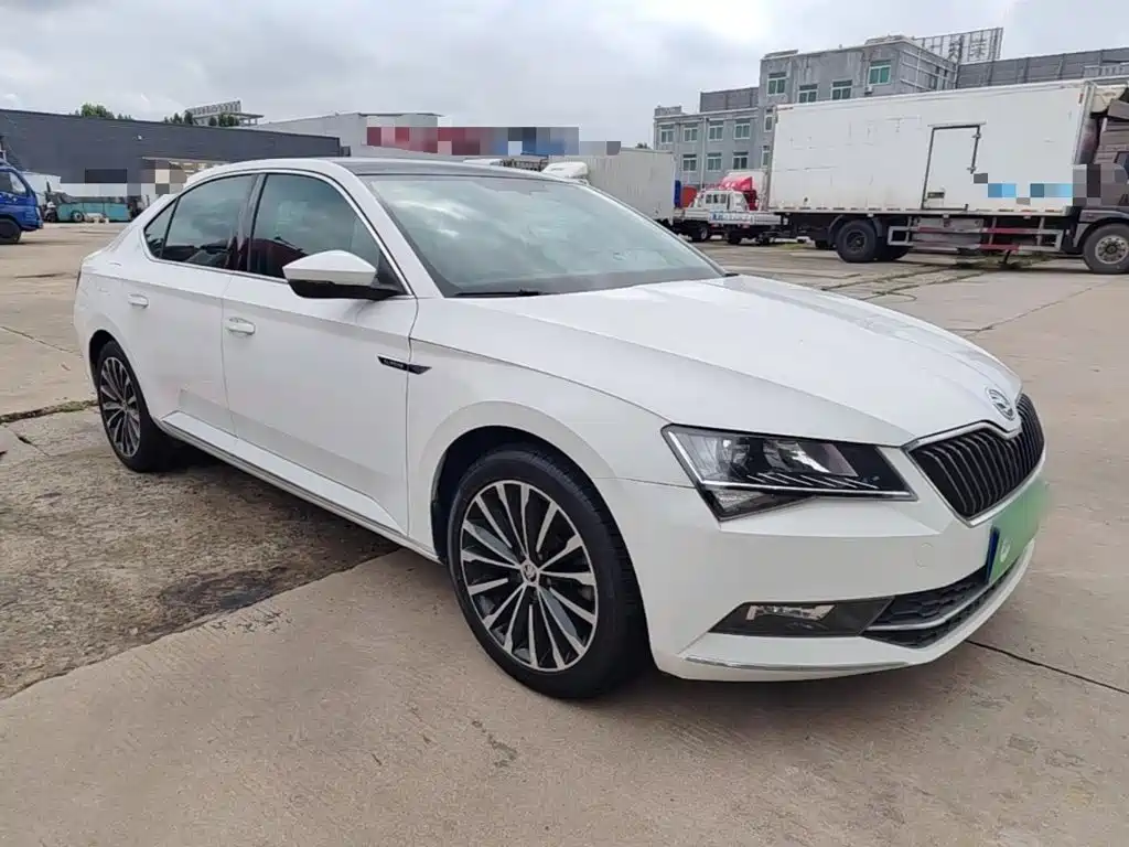 Фото 4 - Škoda Superb