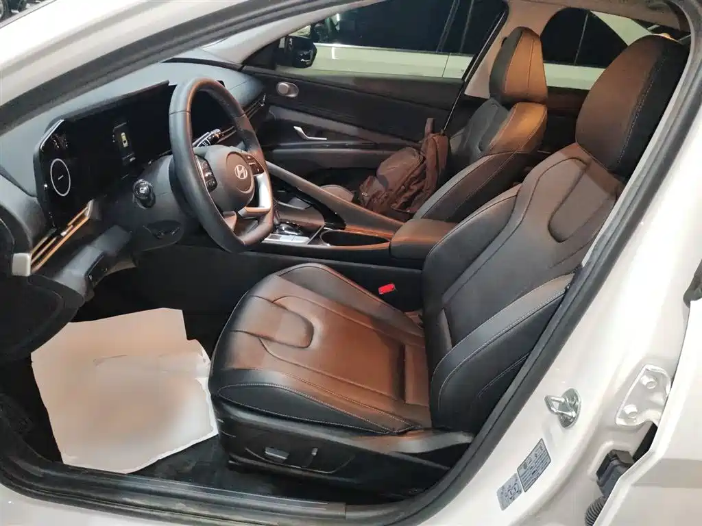 Hyundai Elantra 2023 Model 1.5L CVT LUX Premium Edition фото 12