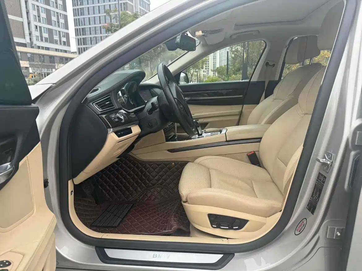 BMW 7 Series 2009 740Li Luxury фото 4