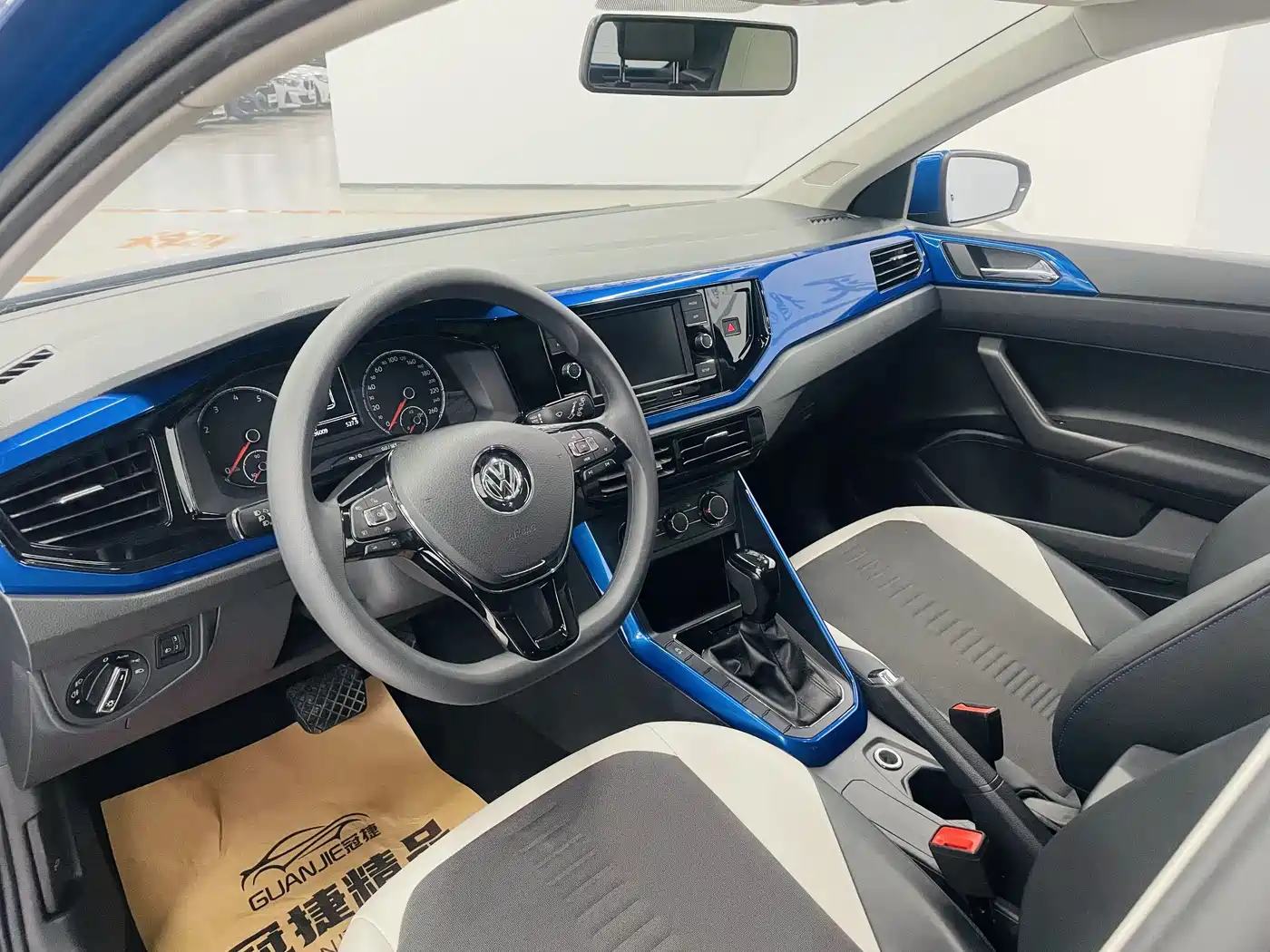 VOLKSWAGEN POLO
