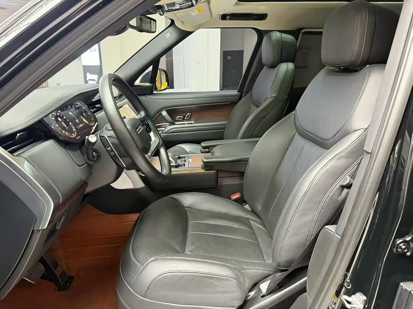 Land Rover Range Rover 2023 3.0 L6 400PS Golden Age 7-Seater Long Wheelbase фото 8