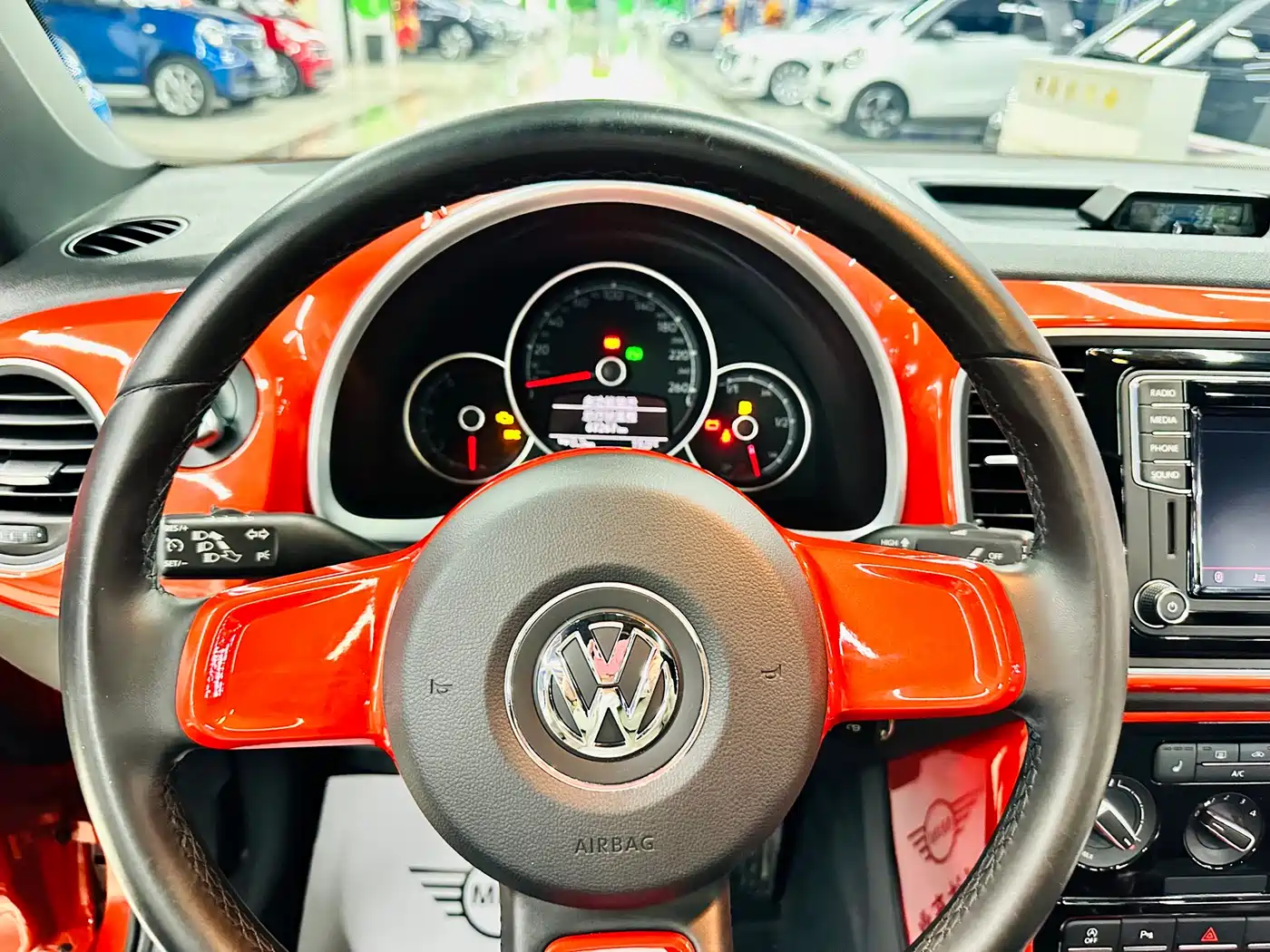 Volkswagen Beetle 2018 180TSI Trend Joy Edition фото 35