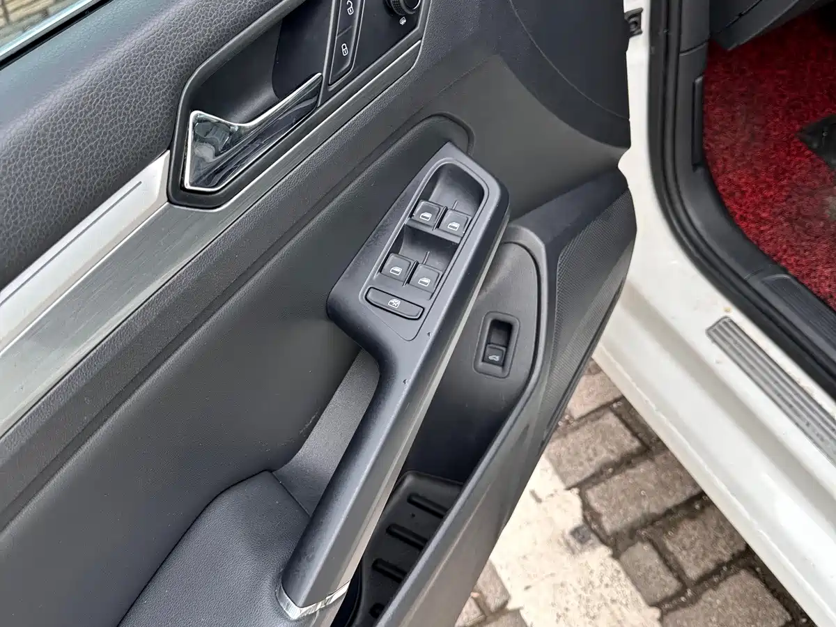 Volkswagen Lamando 2015 2015 330TSI DSG Comfort