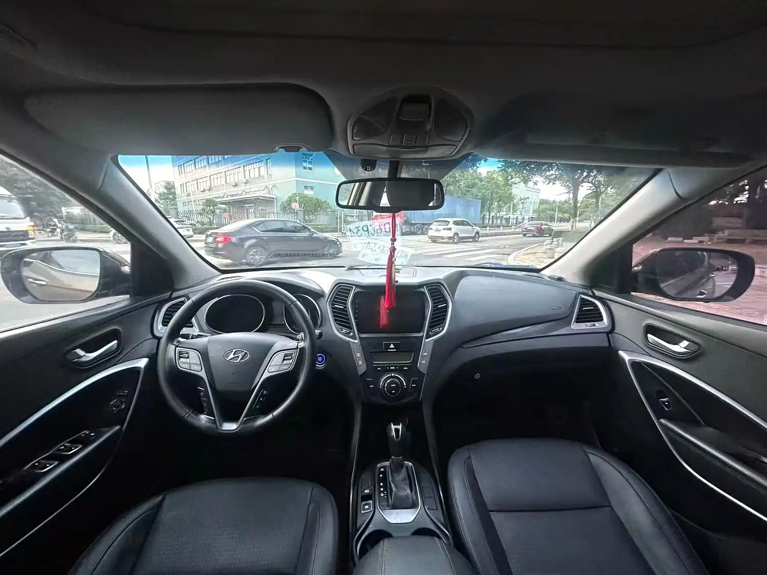 Photo 7 - Hyundai Santa Fe