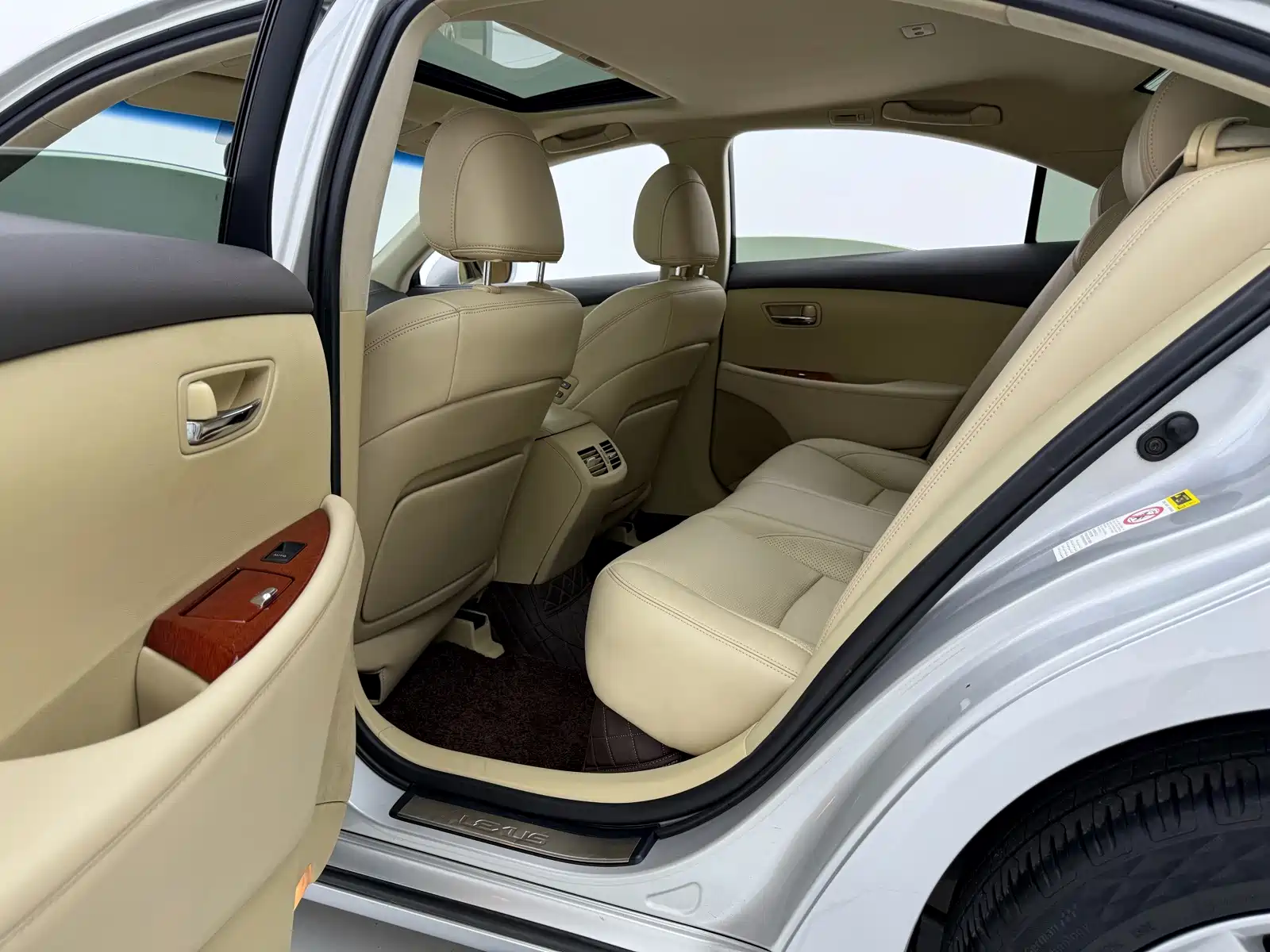 Фото 25 - Lexus ES