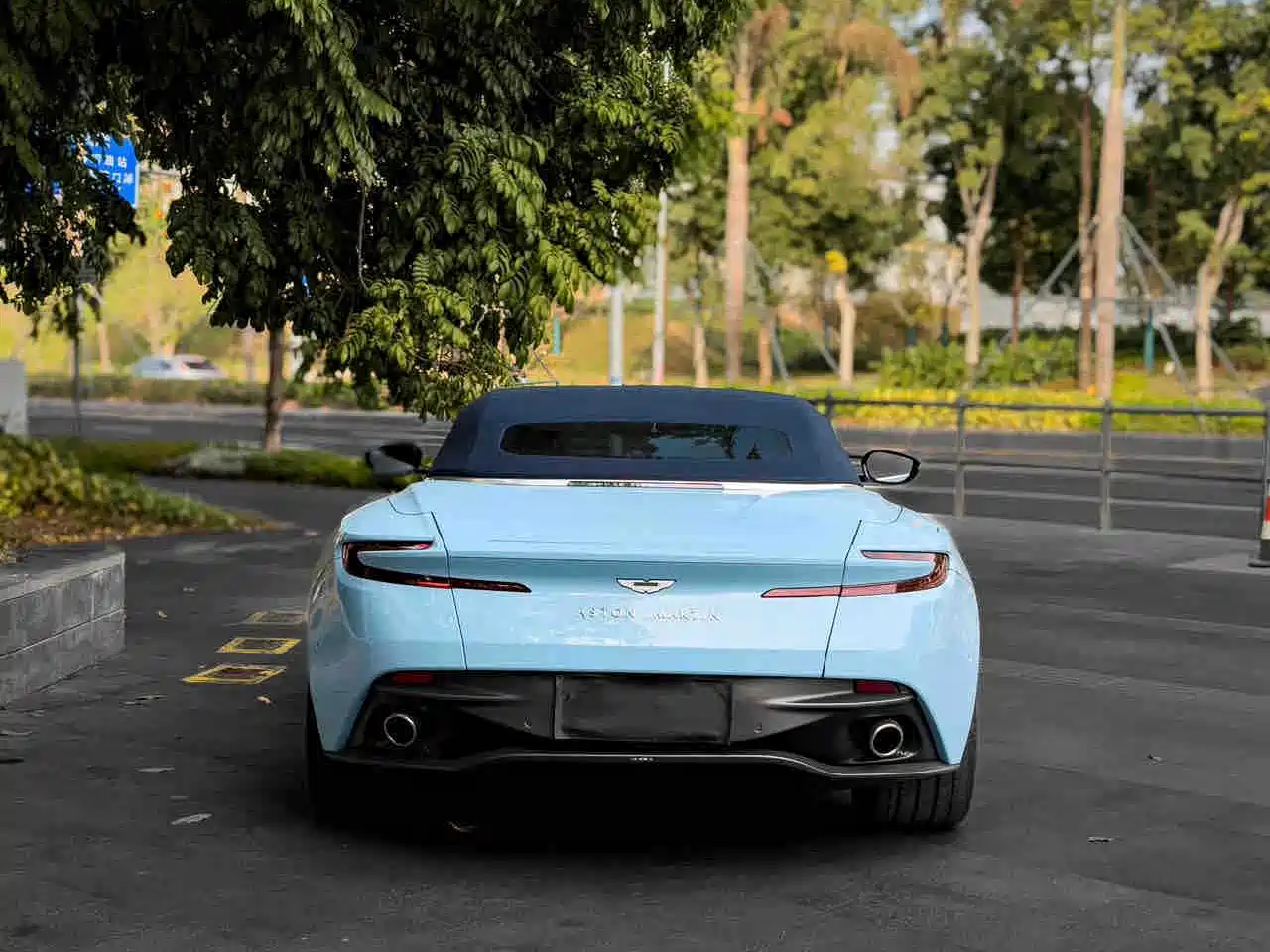 ASTON MARTIN DB11