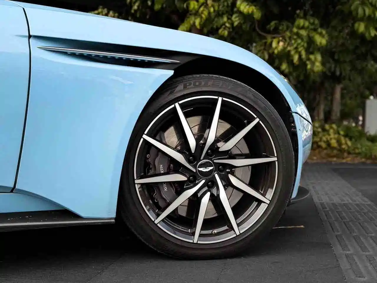 ASTON MARTIN DB11