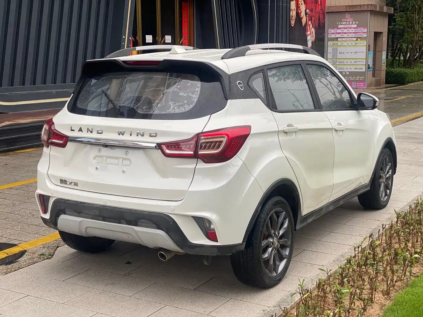Landwind X2 2018 2017 1.6L Auto Sharp Edition