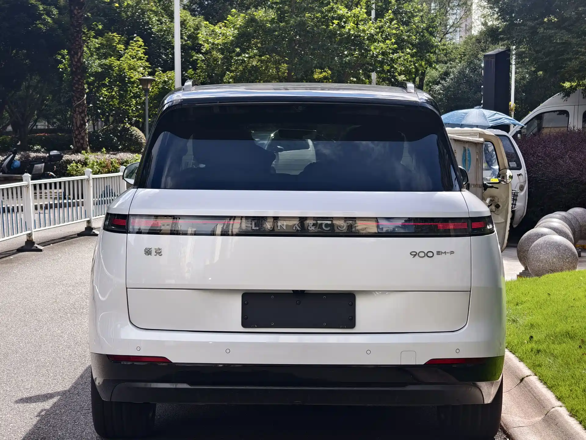 Photo 6 - Lynk & Co 900