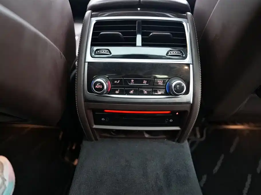 BMW 7 Series 2016 740Li Luxury фото 15