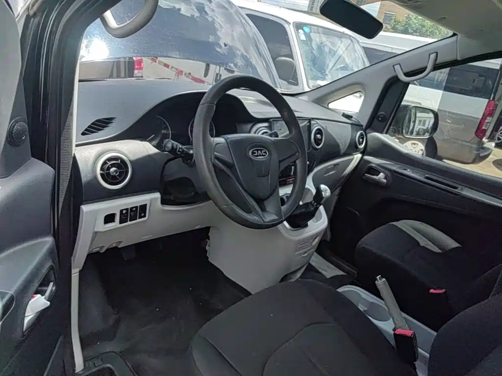 JAC Refine M3 2023 2023 PLUS 1.8L Comfort 7/8-seater