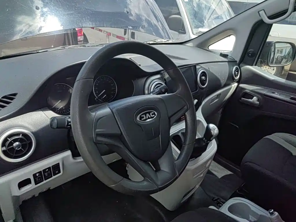 JAC Refine M3 2023 2023 PLUS 1.8L Comfort 7/8-seater