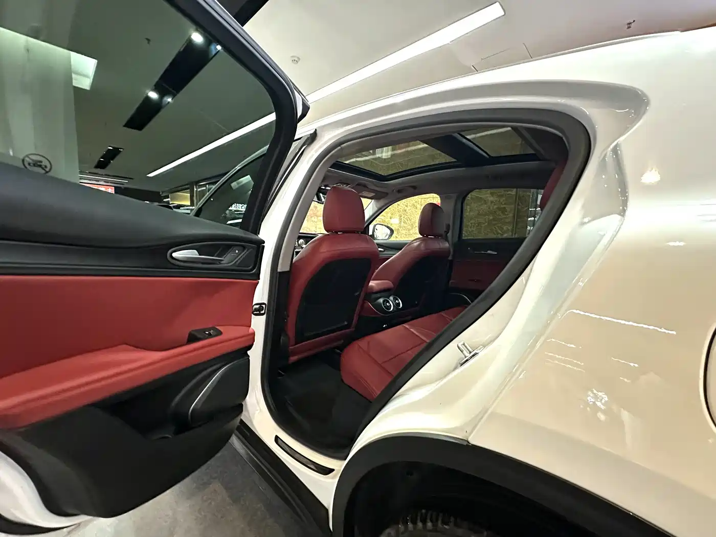 Alfa Romeo Stelvio 2018 2017 2.0T 200HP Luxury Edition