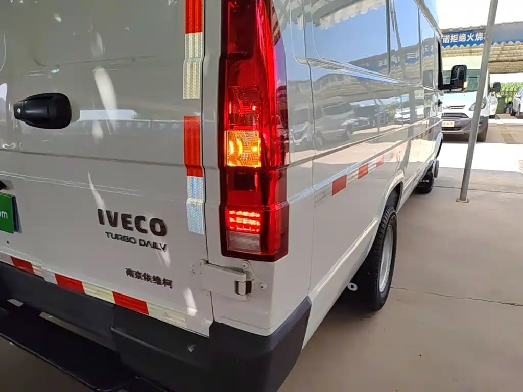 Iveco Daily 2025 2023 2.5T V40 Van Long Wheelbase Medium Roof Dual Tire Manual Door 2-3 Seats