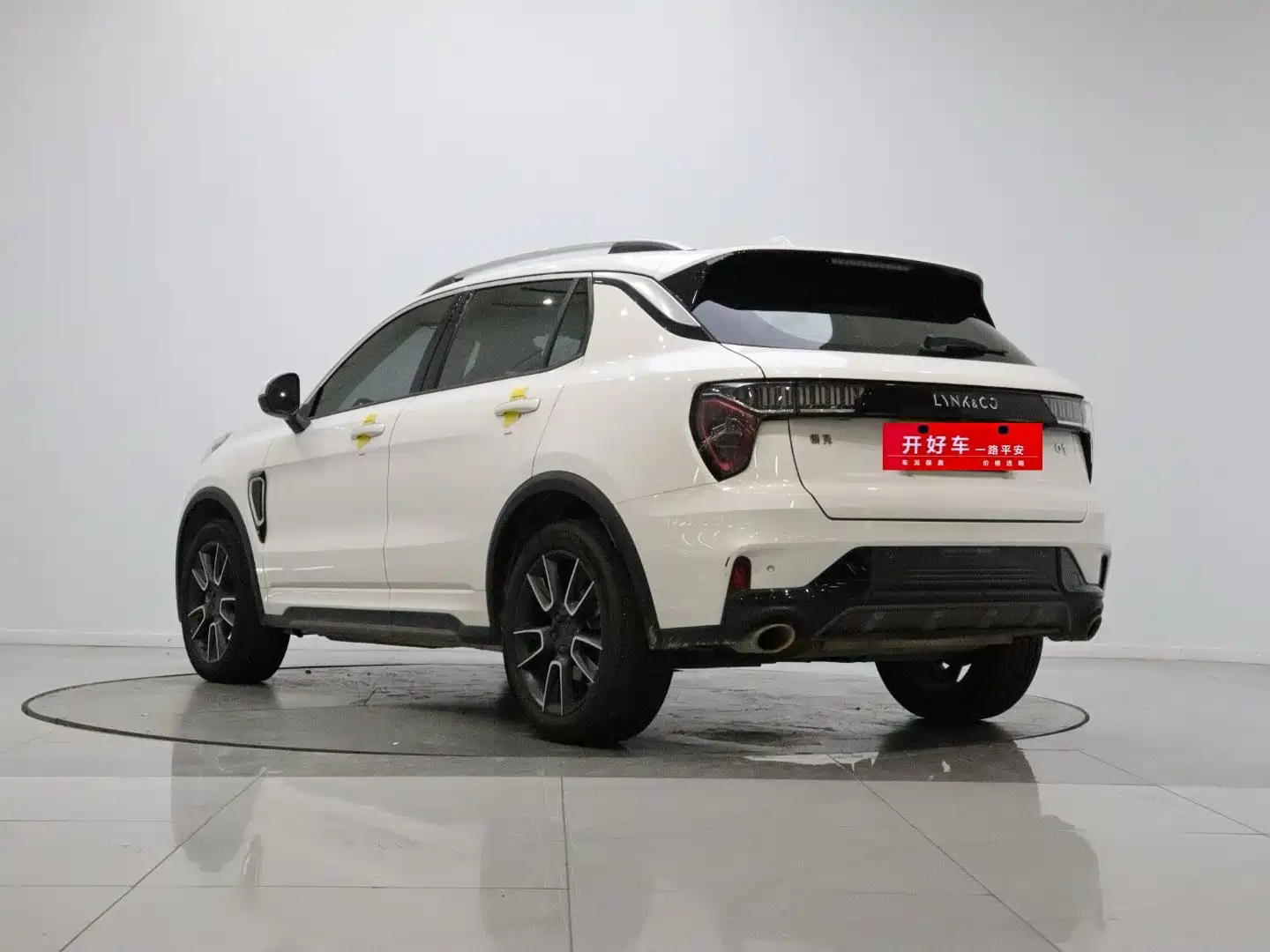 صورة 6 - Lynk & Co 01
