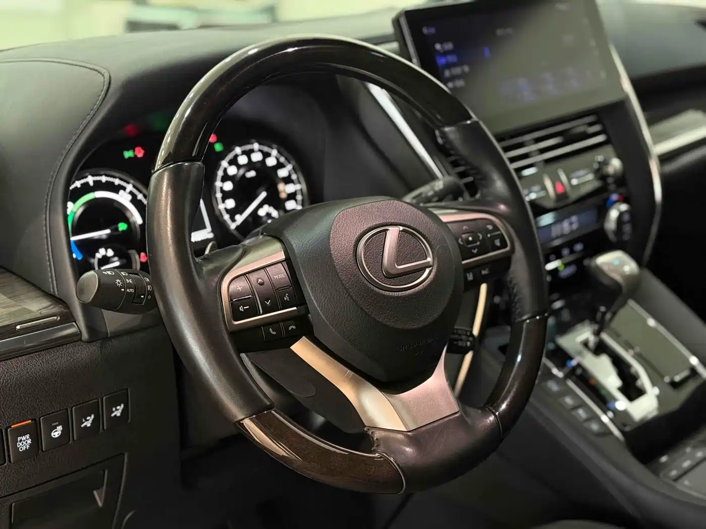Lexus LM 2020 300h 4-Seat Imperial Edition фото 10