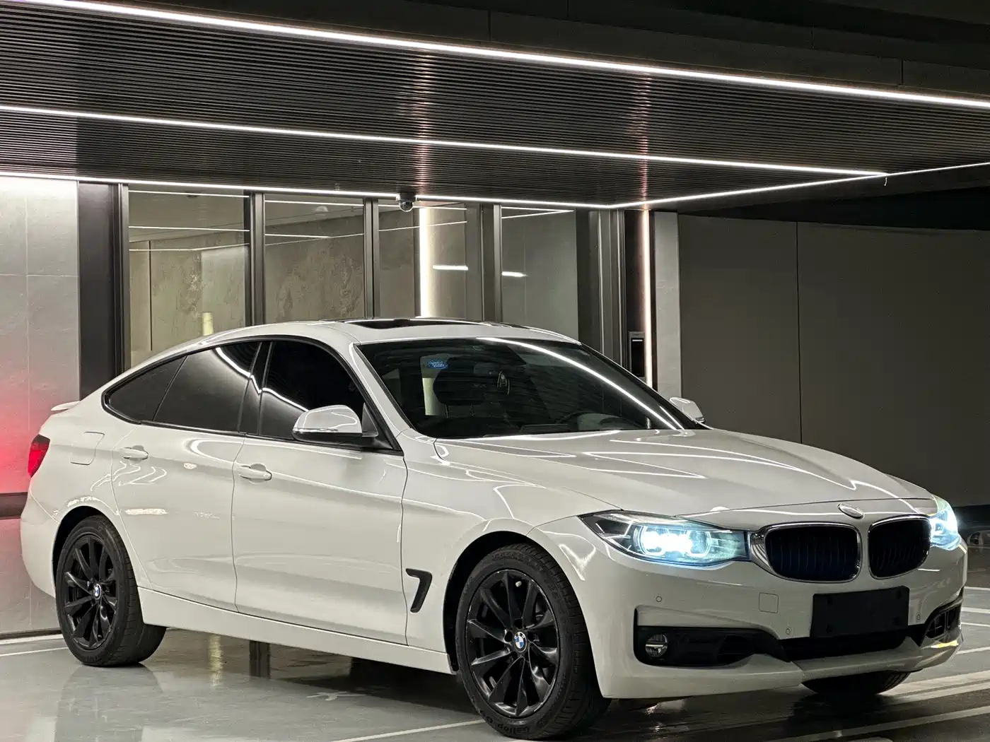 BMW 3 Series GT 2018 320i Fashion фото 3