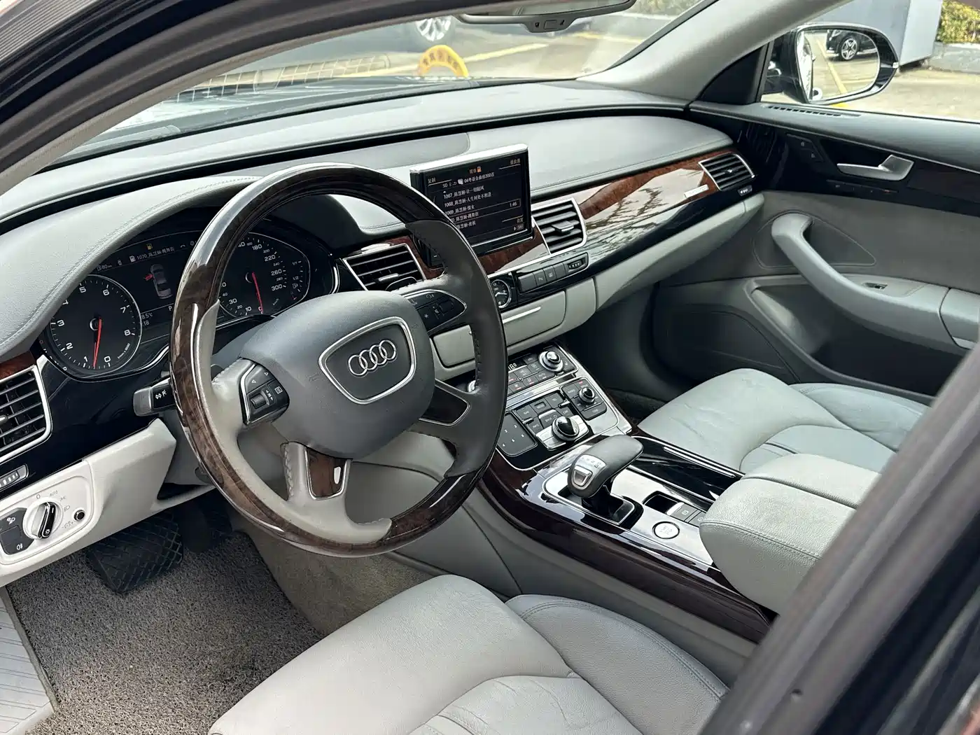 Фото 7 - Audi A8