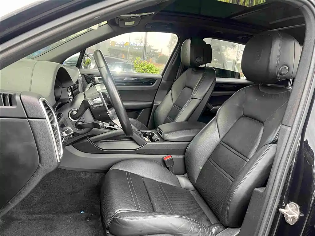 Photo 4 - Porsche Cayenne New Energy