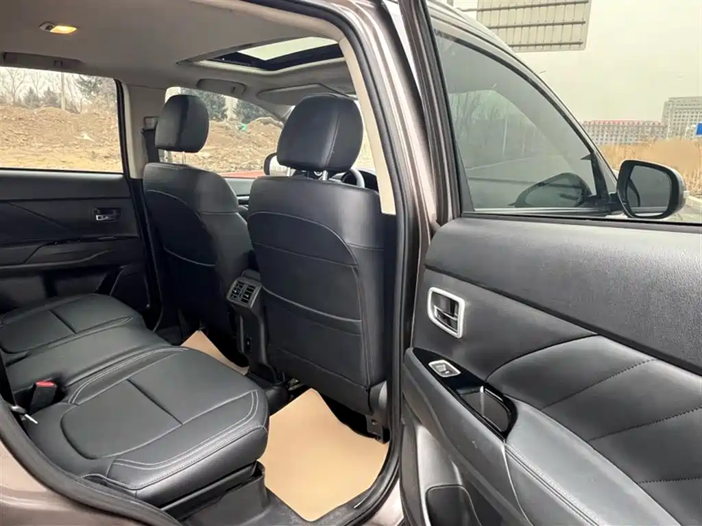 Mitsubishi Outlander 2020 2.0L 2WD Premium 5-seater фото 4