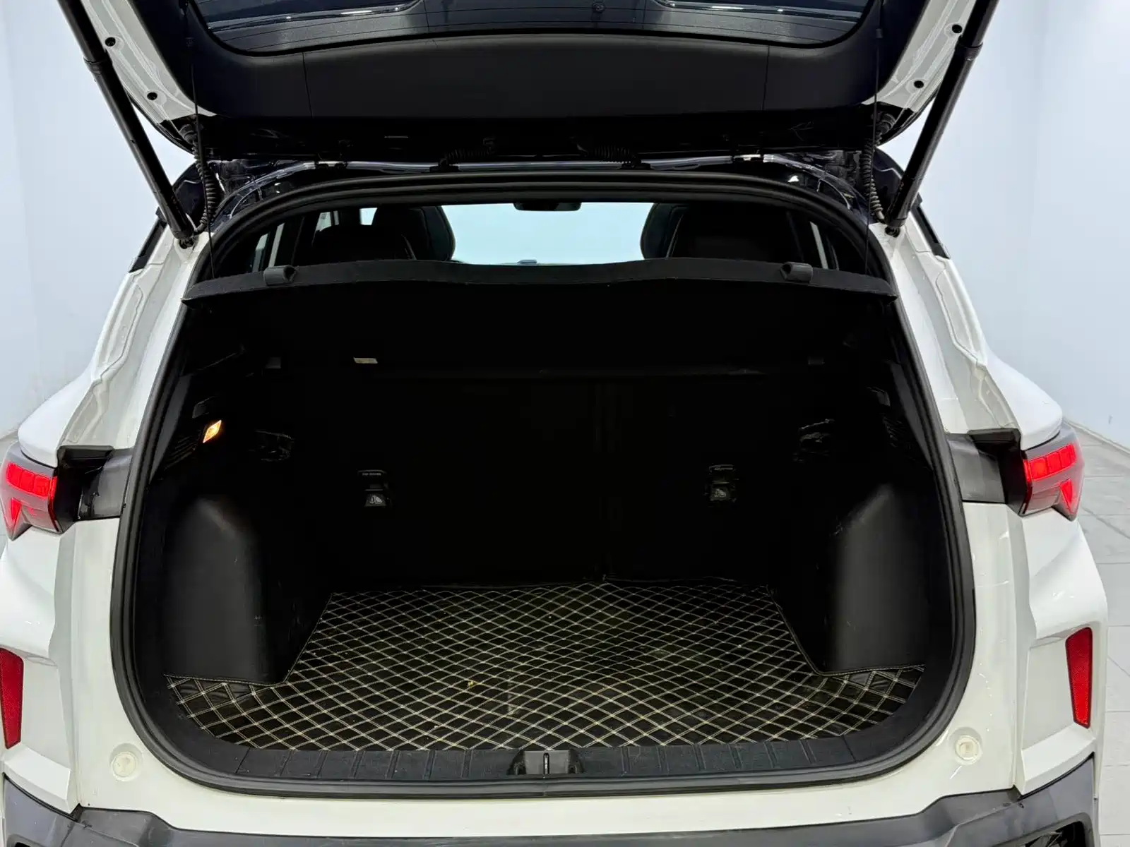 Фото 14 - Geely Coolray