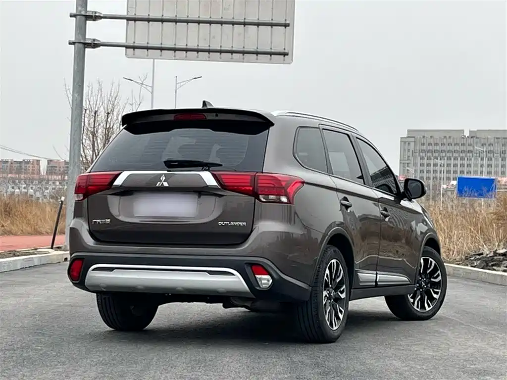 Mitsubishi Outlander 2020 2.0L 2WD Premium 5-seater фото 13