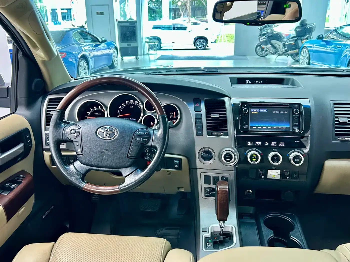 Toyota Sequoia 2010 5.7 Platinum Edition фото 6