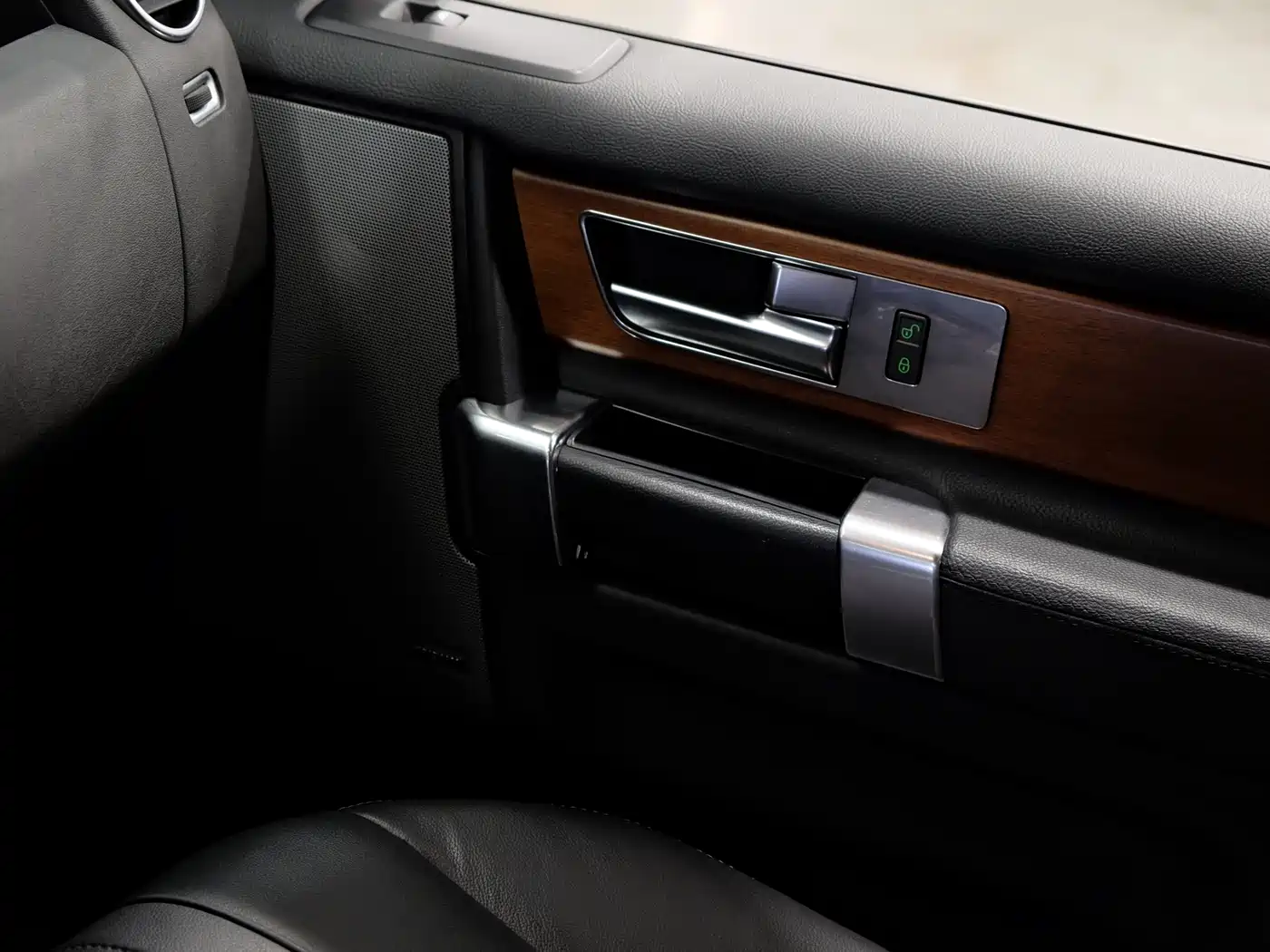 Land Rover Discovery 2015 3.0 SC V6 HSE Luxury фото 23
