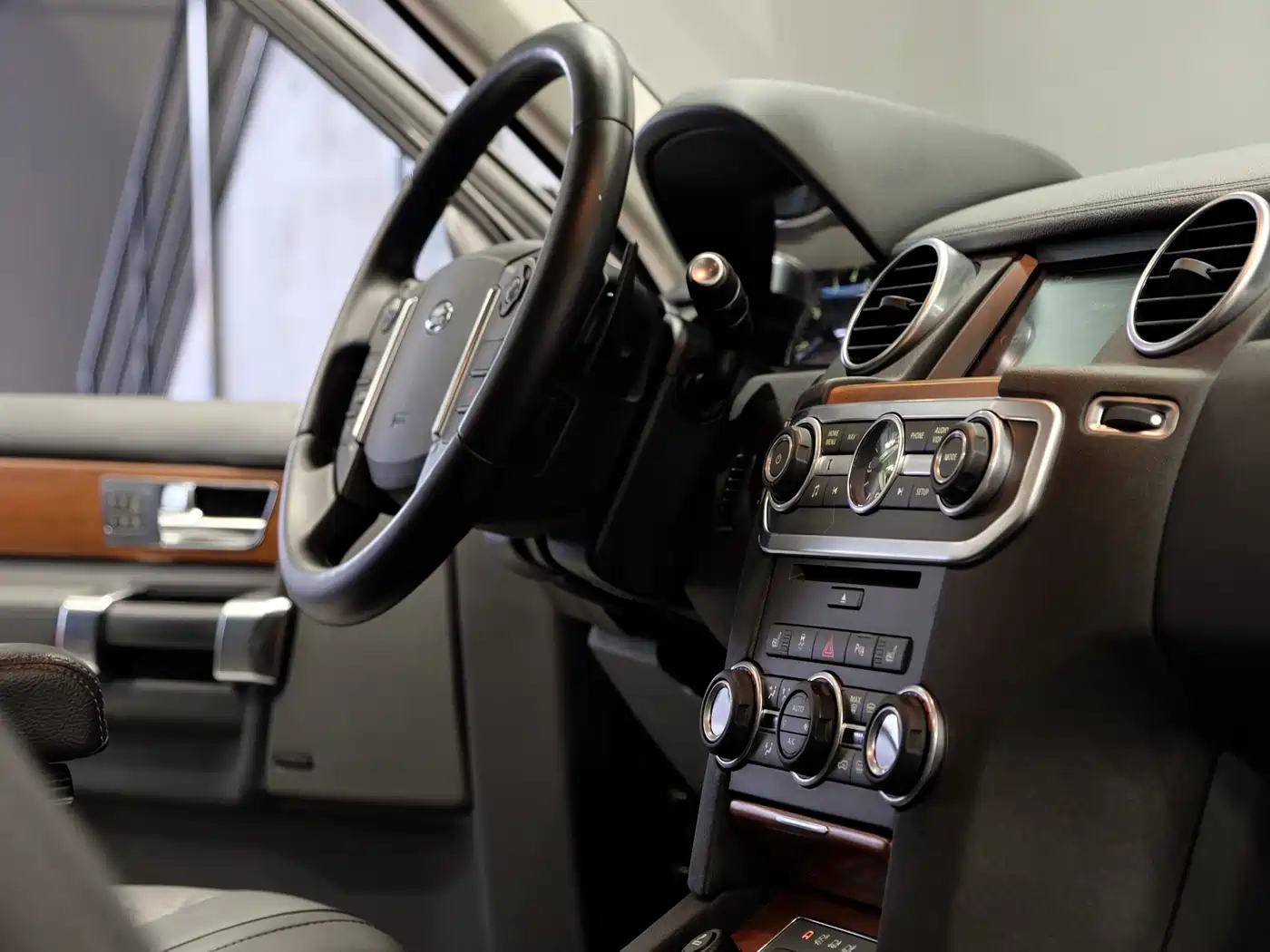 Land Rover Discovery 2015 3.0 SC V6 HSE Luxury фото 25