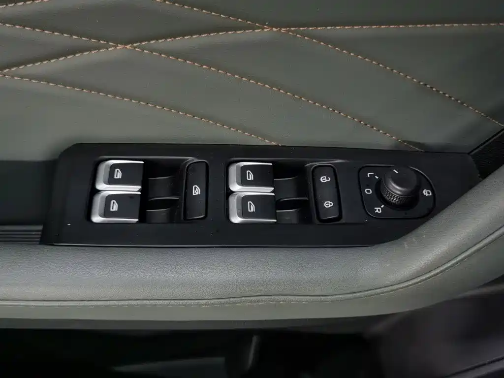 Фото 9 - Geely Haoyue L