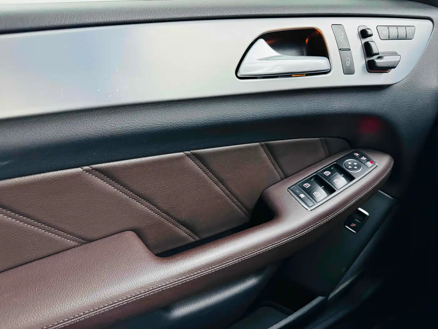 Mercedes-Benz M-Class AMG 2012 AMG ML 63 фото 18