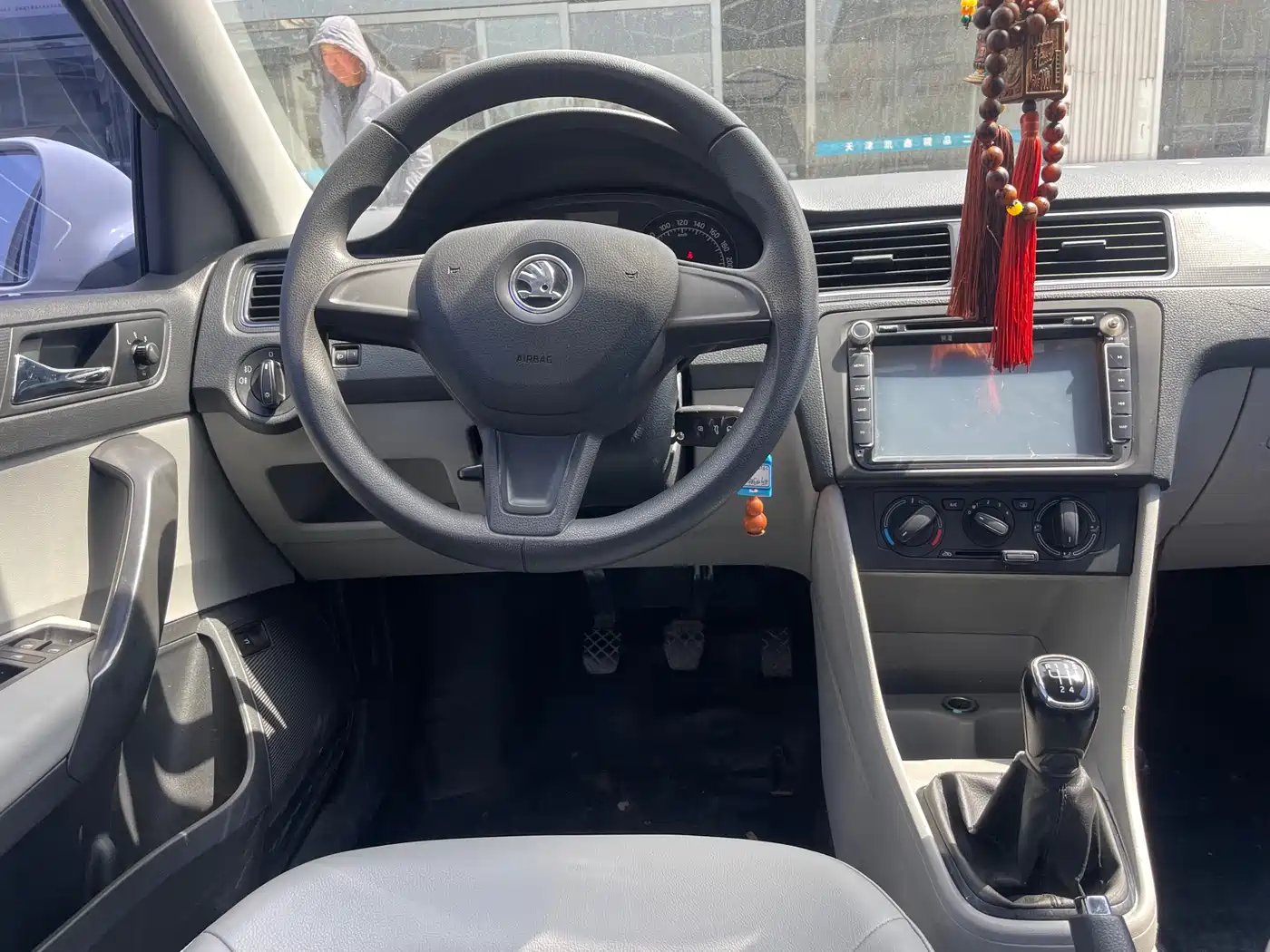 Škoda Rapid 2015 1.6L Manual Smart Selection фото 10