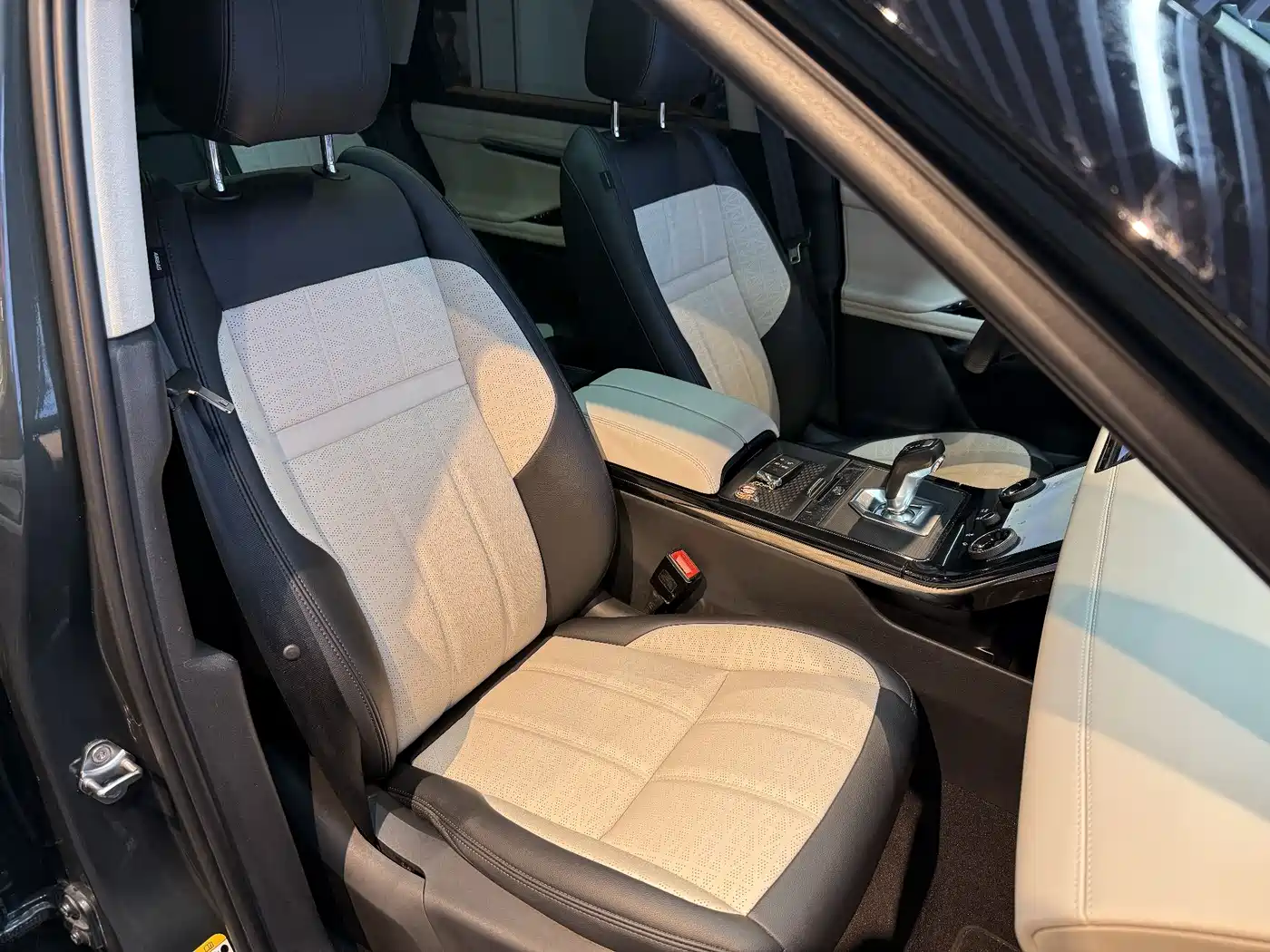 Land Rover Range Rover Evoque 2021 Range Rover Evoque L 249PS R-Dynamic First Edition Launch Edition фото 15