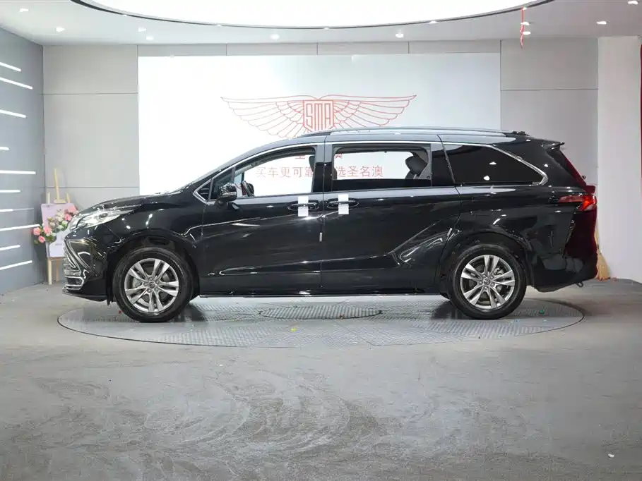 Toyota Sienna 2023 2.5L Hybrid Comfort Edition фото 2