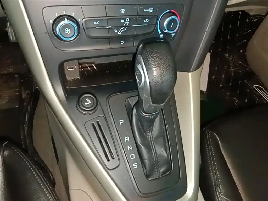 Фото 14 - Ford Focus