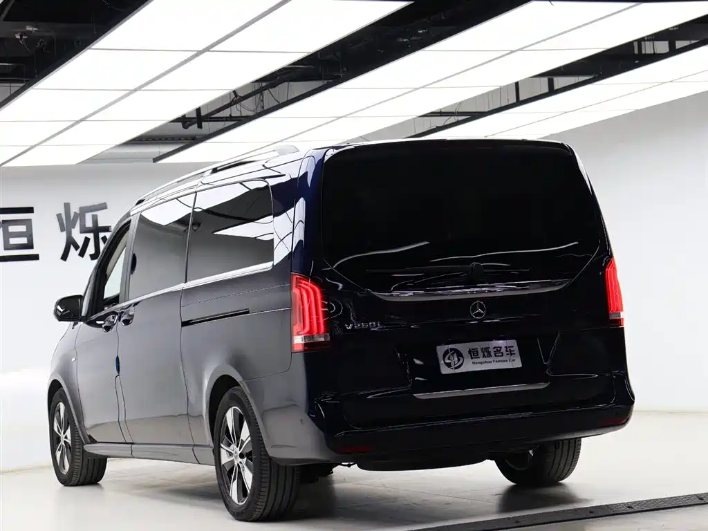 Mercedes-Benz V-Class 2021 V 260 L Long Wheelbase Premium Edition фото 29